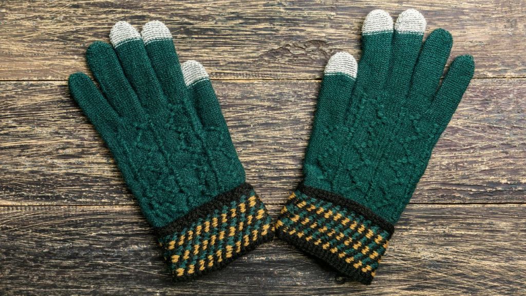 Winter gloves print-on-demand suppliers featured image
